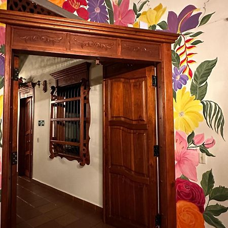La Casa De Las Flores Hostal 하르딘 외부 사진